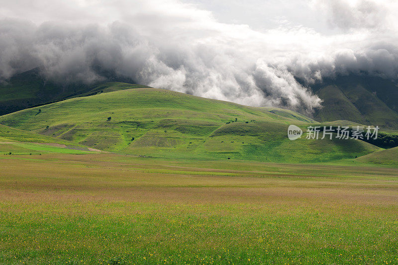 Piano Grande di Castelluccio(意大利)，绿色山丘上的村庄